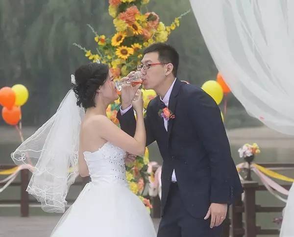 昨日一场独一无二的婚礼温暖了整个“国际庄”