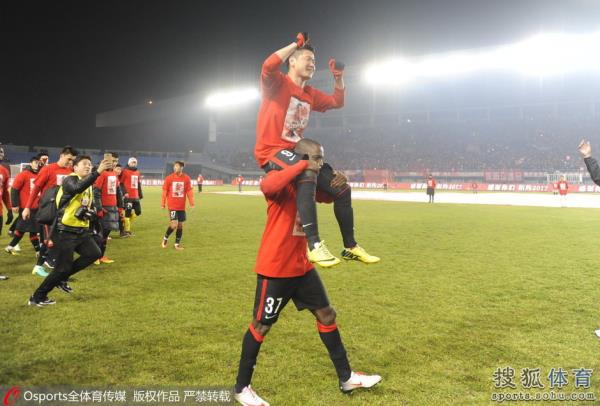 辽足欢庆保级肇俊哲光荣退役被队友抛起