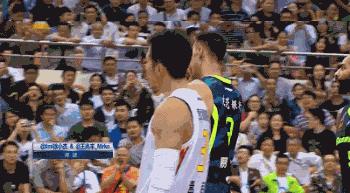 易建联脱鞋事件央视新闻,如何看待易建联脱鞋事件