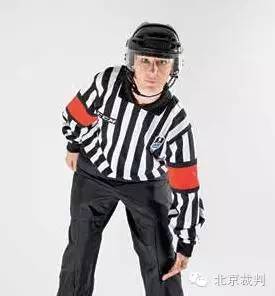 手势裁判,冰球比赛进球裁判手势