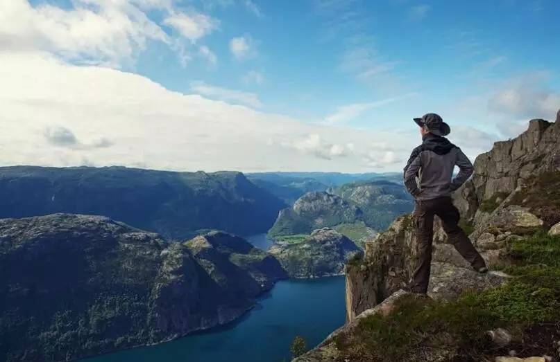 什么款冲锋衣好穿,一衣三穿冲锋衣穿着舒服吗