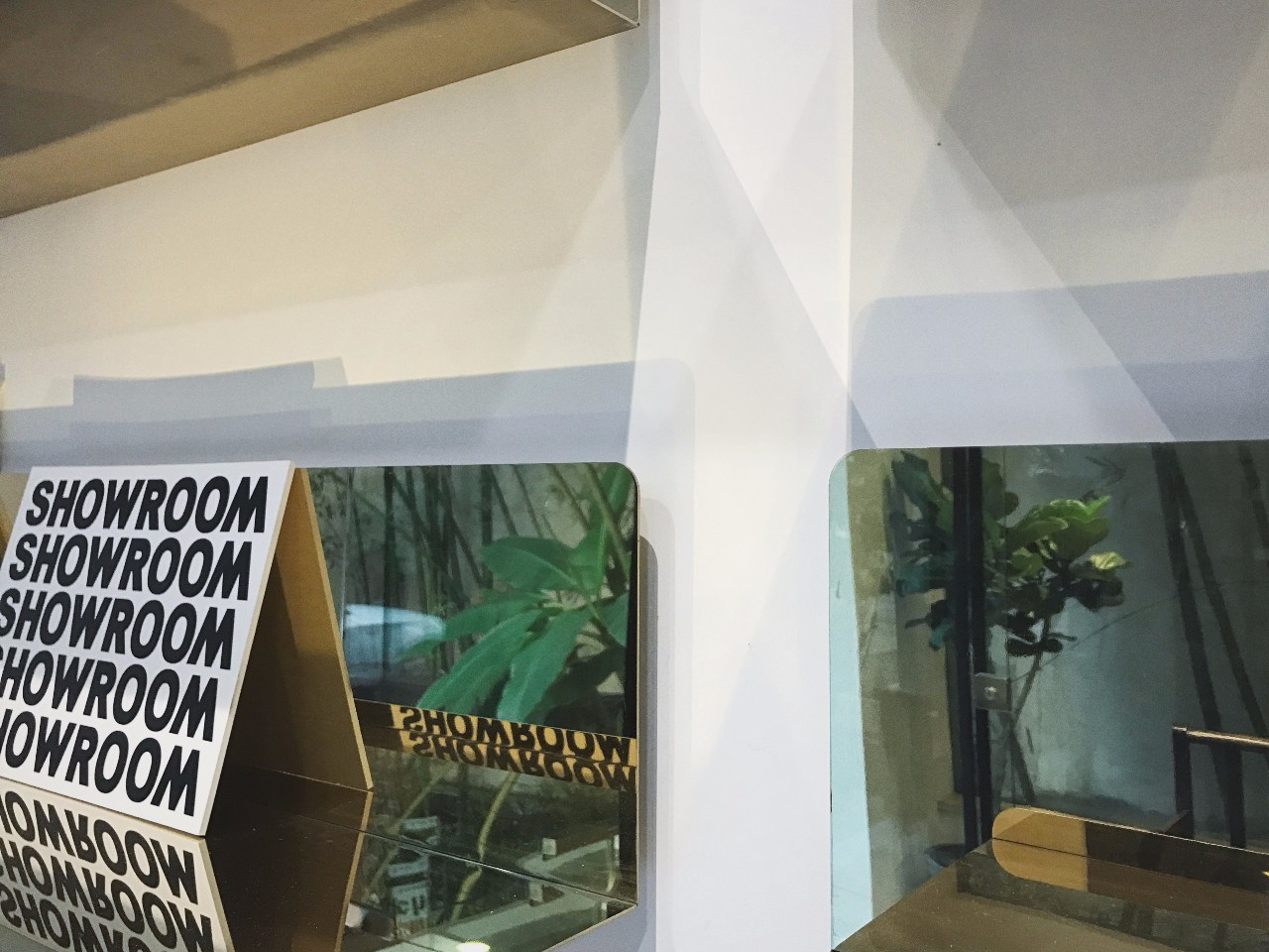 我们在上海时装周最忙的档口，“入侵”了设计师们的手机相册