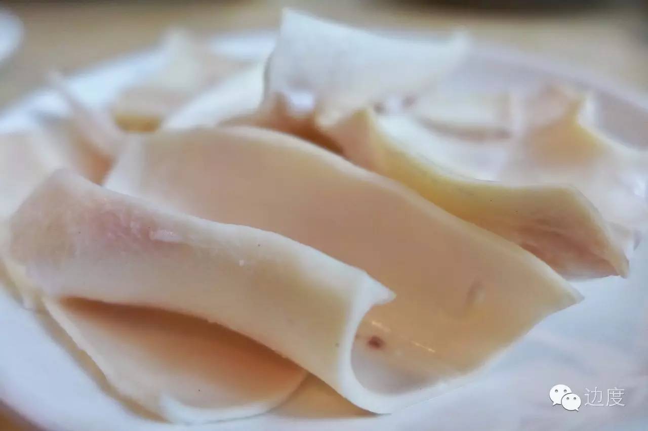 这个店家精通庖丁解猪的绝技，竟能把猪杂分成三十多个精品，让你吃到不同的美味与新鲜