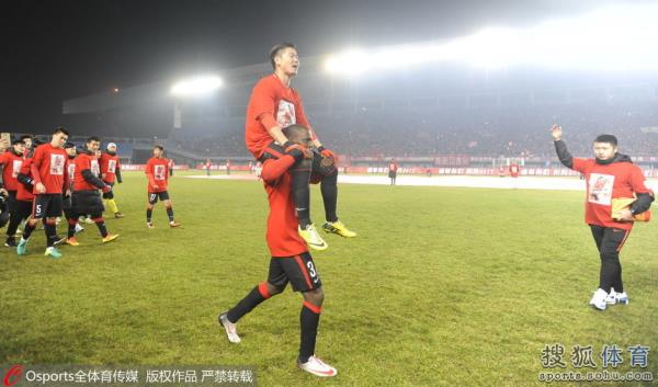 辽足欢庆保级肇俊哲光荣退役被队友抛起