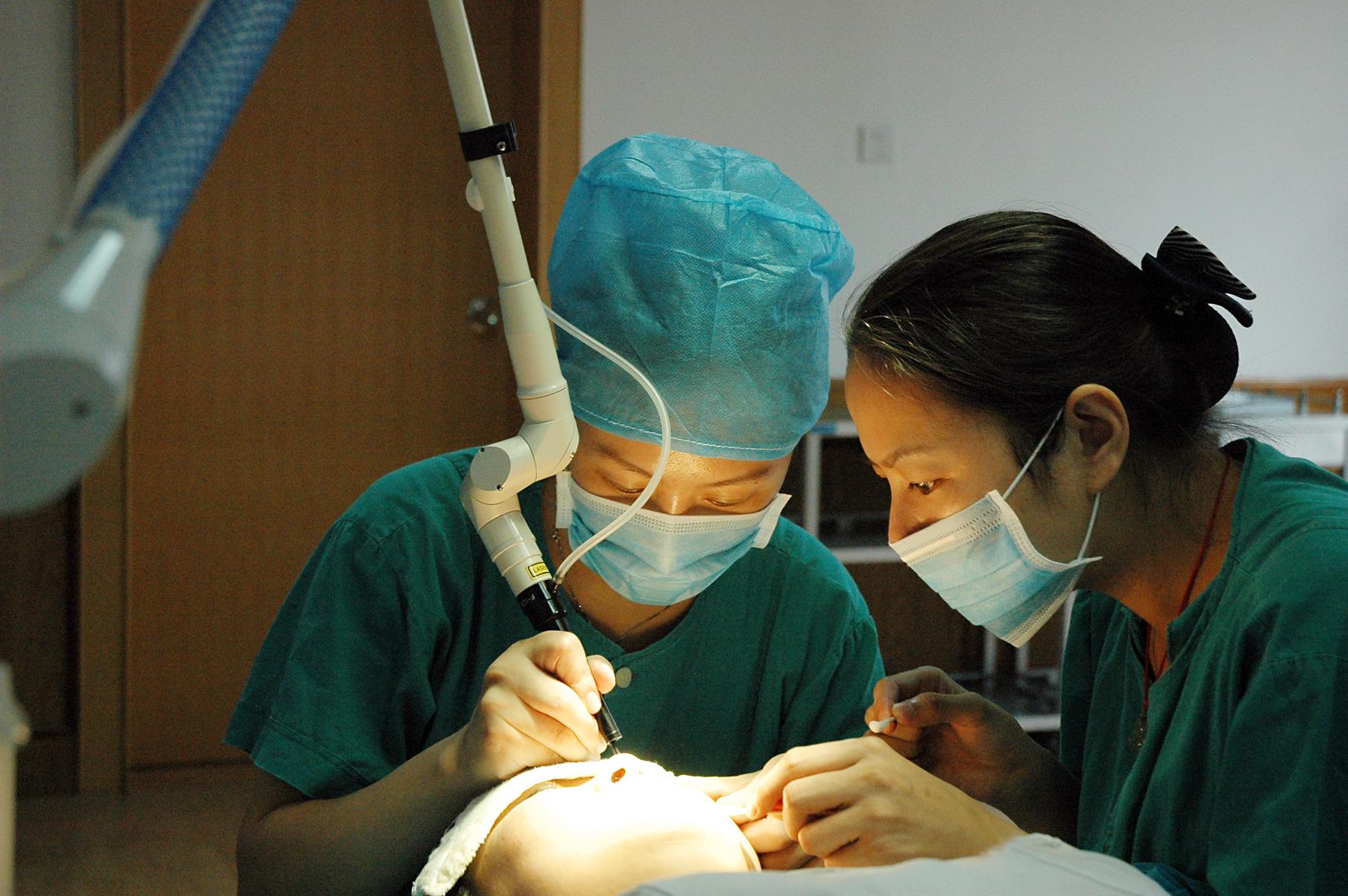 脖子上长瘊子可以用头发拴住吗,大腿上瘊子有什么说法