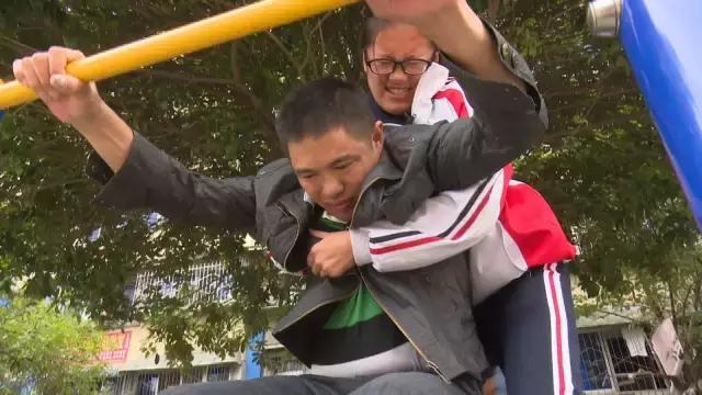 六十五年前那个给毛主席献花的小姑娘，为何在央视舞台上转身落泪