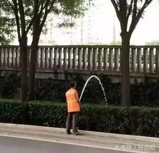 奇葩搞笑：国产抗日神剧太雷人！竟有战士打鬼子时在玩手机...