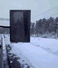 在女友的脖子上吻了个草莓被小侄女看到了