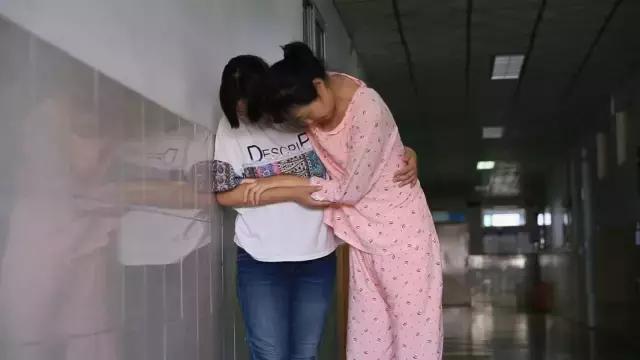 六十五年前那个给毛主席献花的小姑娘，为何在央视舞台上转身落泪