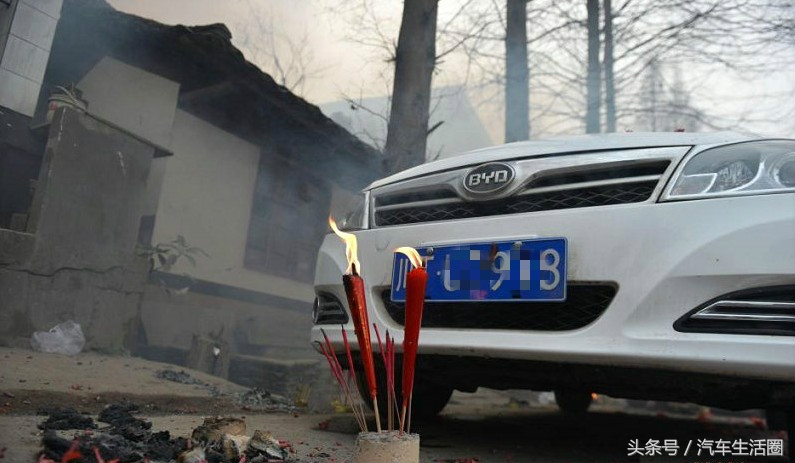 买新车回家放礼炮,今天提了新车放个鞭炮庆祝一下