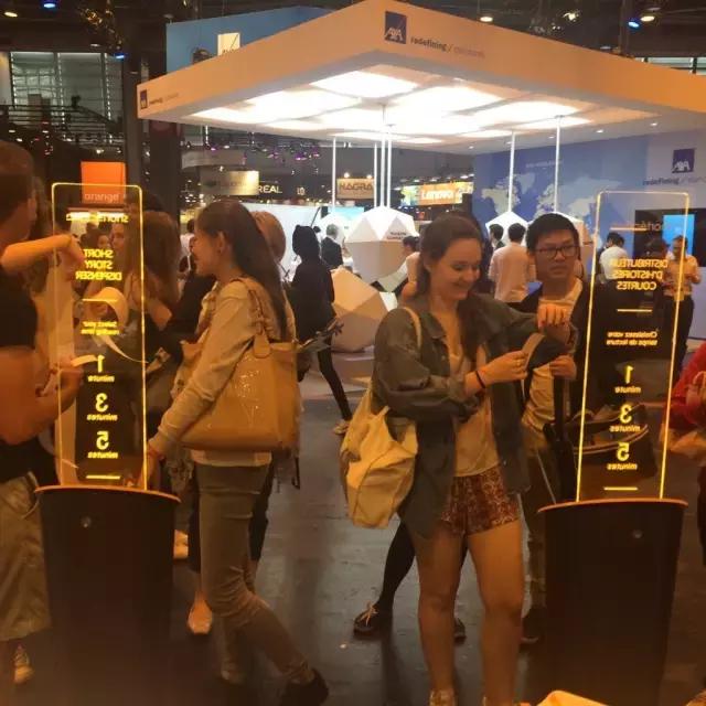 当ATM吐的是小说，法国人笑了，全世界乐了，零食业也震惊了