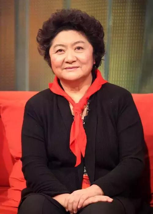 六十五年前那个给毛主席献花的小姑娘，为何在央视舞台上转身落泪