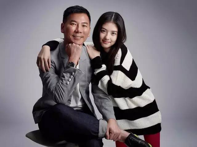 新加坡女孩在中国火速蹿红，背景大起底（星二代+干爹）