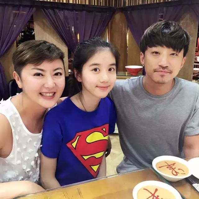 新加坡女孩在中国火速蹿红，背景大起底（星二代+干爹）