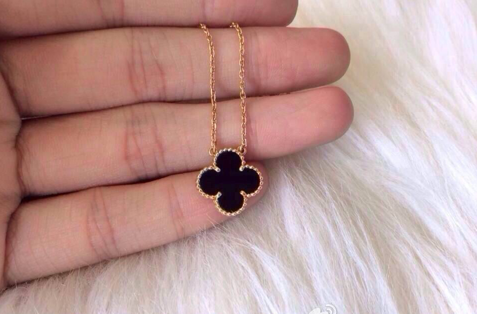 这款项链因为王全安新晋女友又火遍朋友圈，但姑娘们忍住别剁手