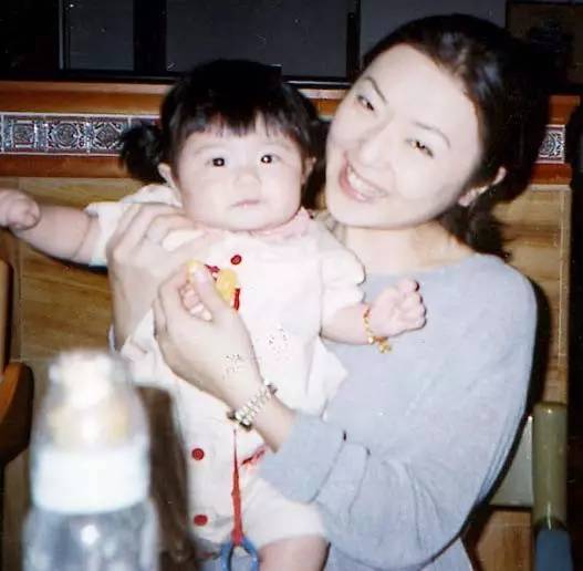 新加坡女孩在中国火速蹿红，背景大起底（星二代+干爹）