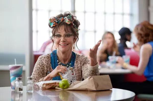 10部创意无限，让你笑到肚子痛的喜剧片