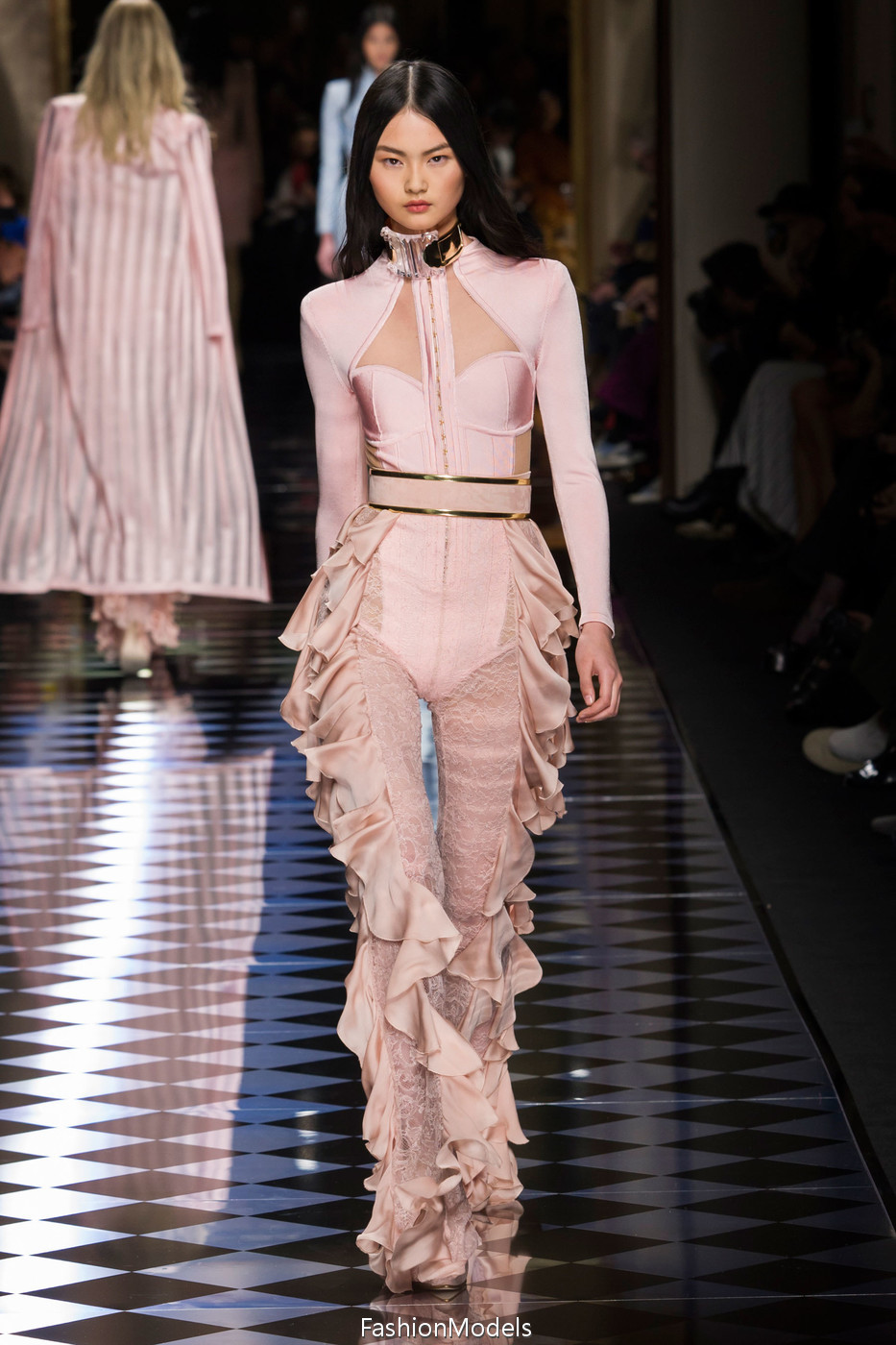 中国风在时装周大红大紫，为何国内反响平平