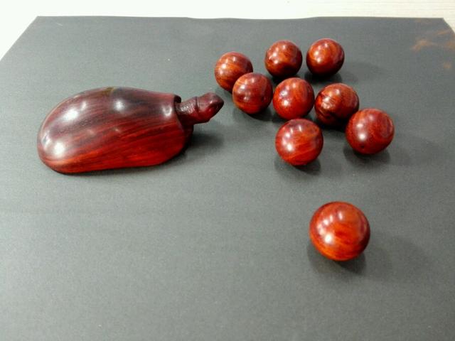 从朋友那抢了块料子，心情不好雕个乌龟王八蛋！