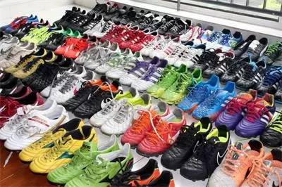 没有草的足球场地该选什么球鞋,足球新手推荐什么样的球鞋