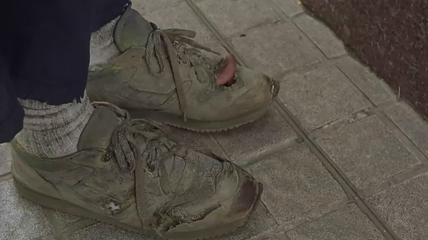 易建联赛场上发怒引热议,阿联脱鞋事件再起风波