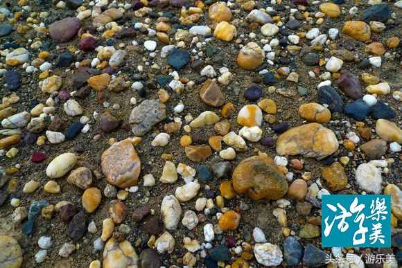 河道内捡玉石,如何在水清澈的塘边捡玉石