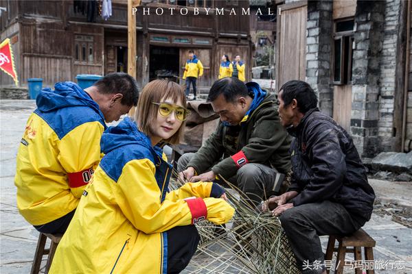 上山割茅草编茅草筐,农村割草竹筐手工编织教程