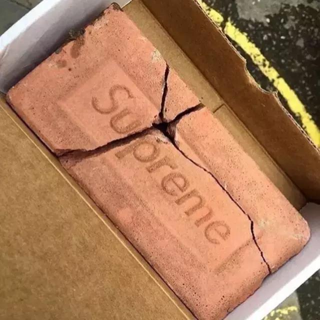 一块700多砖头一个上千的苹果，SUPREME颠覆你的价值观