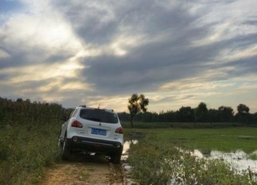 车子陷进泥里出不来,车陷进泥里怎么解决