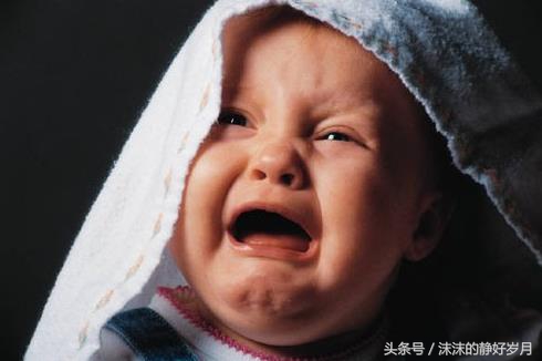 宝宝第一次掉床事件,宝宝掉床后受到惊吓怎么解决