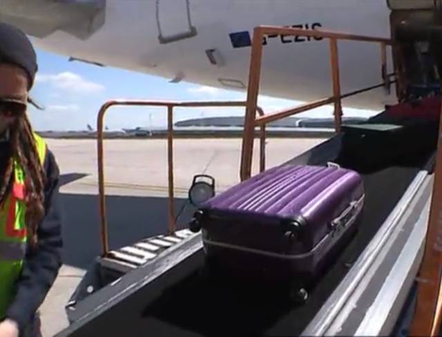 国外飞机上安检时丢失物品怎么办,坐飞机行李怎么放才不会被偷