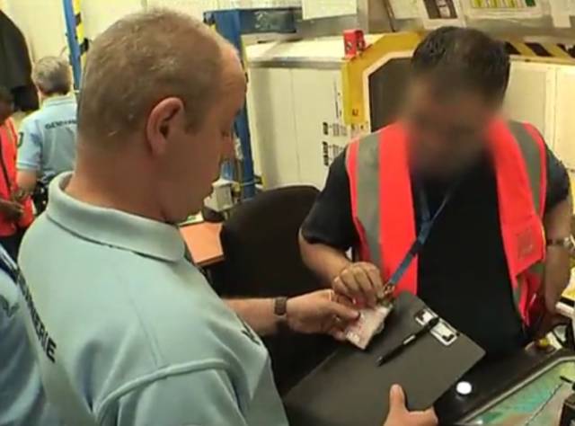 国外飞机上安检时丢失物品怎么办,坐飞机行李怎么放才不会被偷