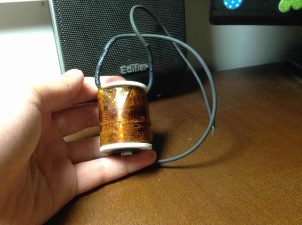 小学生自制电动发电机科学小实验,科学老师制作了一个风力发电机