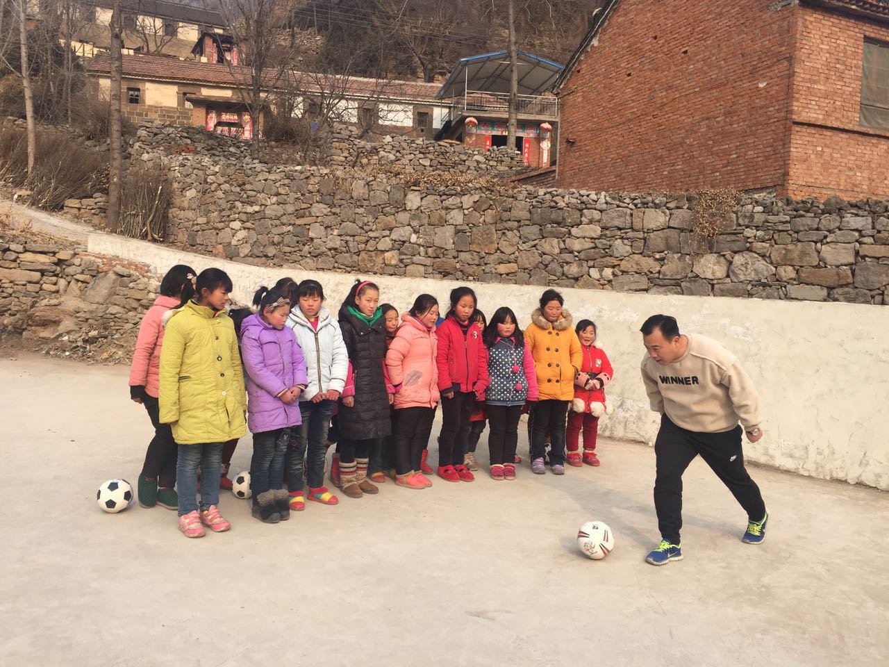 老胡送三爷礼物,老胡贴对联