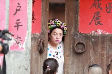 被周星驰捧红，与僵尸道长生死相恋的石榴姐，如今为何街边吃烤串