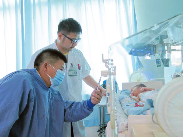 早产婴儿缺氧命悬一线多方合力救治化险为夷