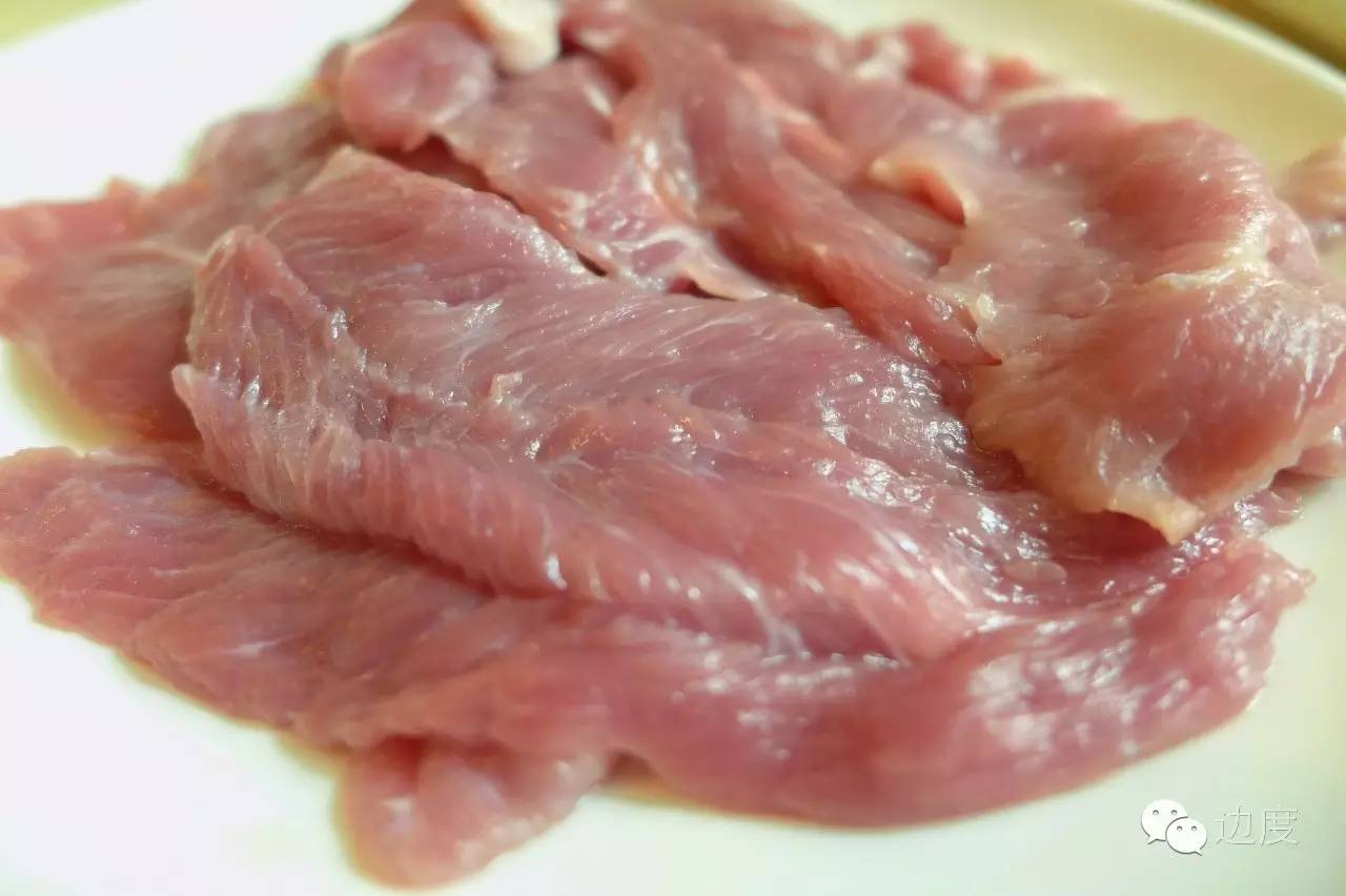 这个店家精通庖丁解猪的绝技，竟能把猪杂分成三十多个精品，让你吃到不同的美味与新鲜