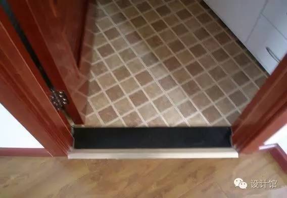 一边铺瓷砖一边铺地膜,一边贴砖一边填缝吗