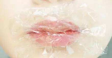 唇部去角质全过程,滋润双唇的有效唇部去角质方法