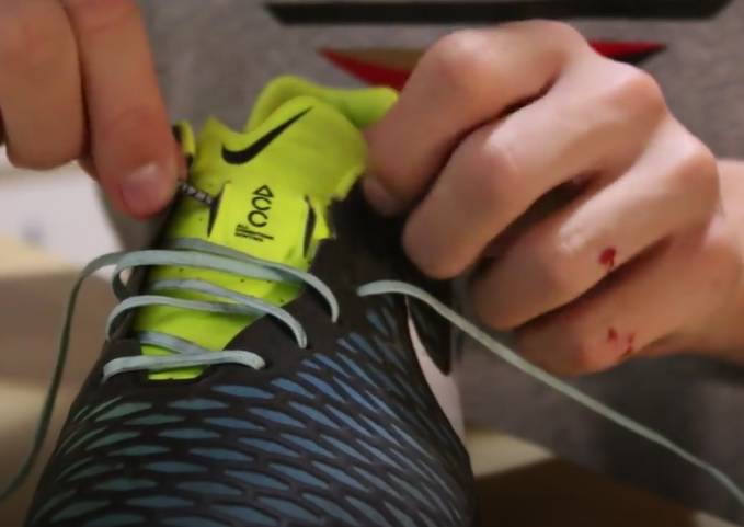 足球新手怎样系鞋带最简单,足球鞋带太长怎么办