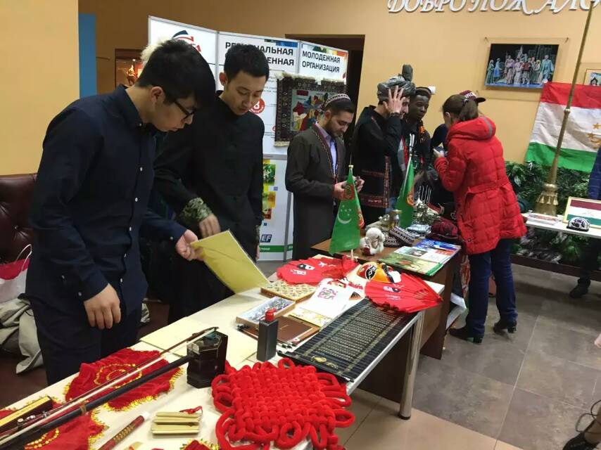 妹子去俄罗斯留学带了一箱子姨妈巾……