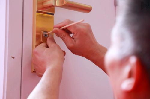 钥匙断在锁里怎么办？开锁师傅说的法子简单管用！