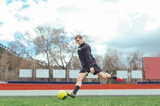 绿茵场足球,绿茵场里的足球