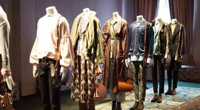 burberry风衣和围巾,burberry风衣配什么颜色围巾