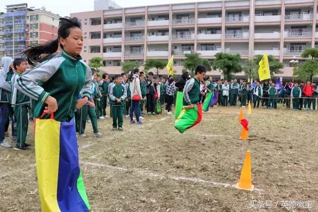 英德这个老师居然站在垃圾车上面？还引得学生连连尖叫！