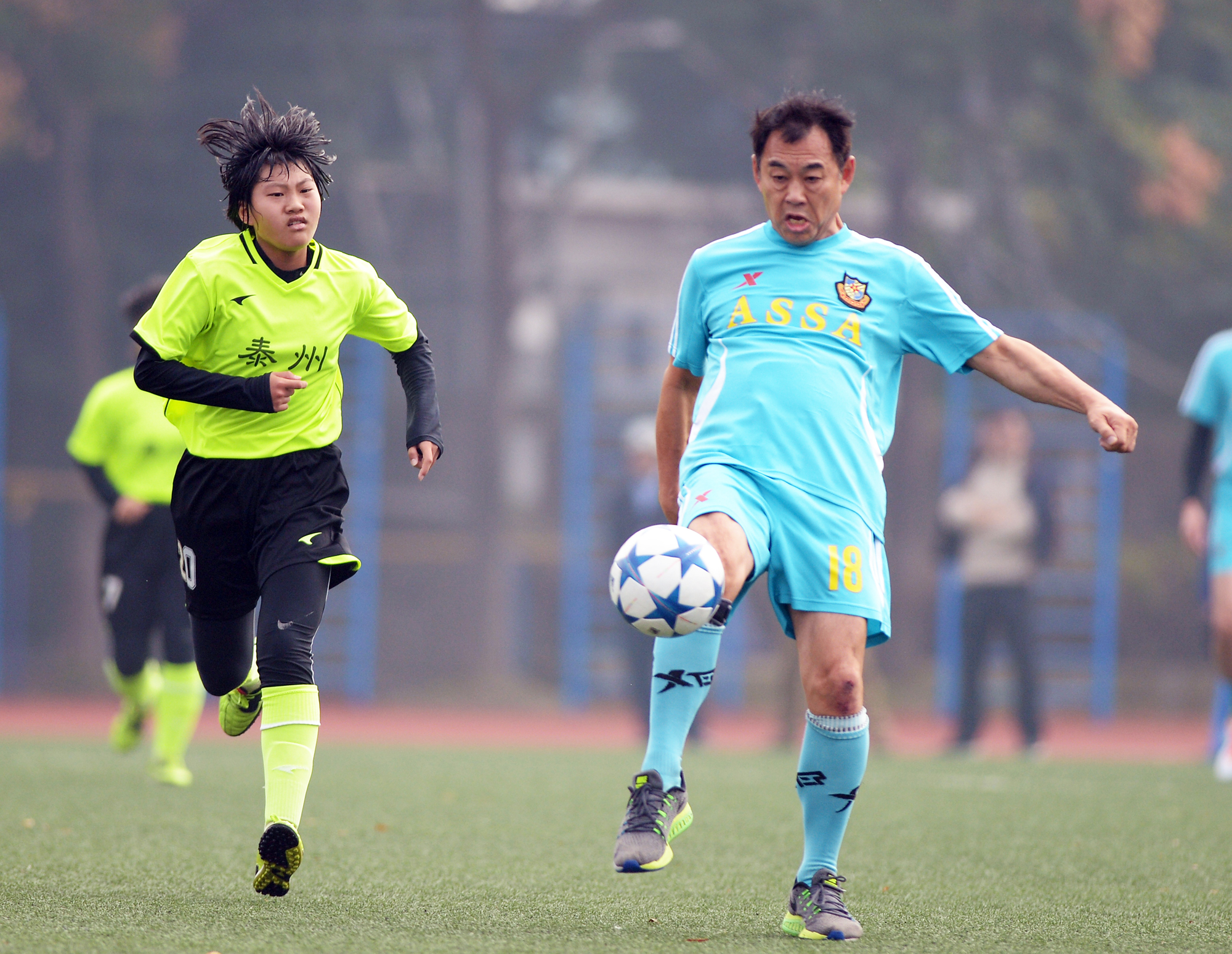 谭咏麟公益足球赛,香港明星足球队谭咏麟助攻