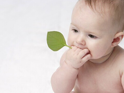 新生儿不怎么睡觉怎么回事,新生儿晚上哭闹不睡觉白天就睡觉