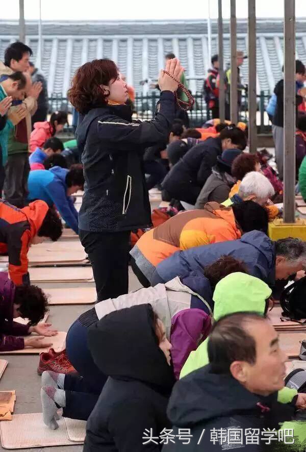 韩国高考也疯狂，考前祭祀大猪头祈福考生金榜题名