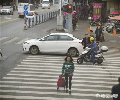 黄灯变红亮了开车过去算闯红灯吗,刚过黄灯变红灯算闯红灯吗