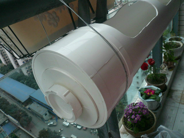 大叔用pvc管在阳台种菜7年,江苏人巧用pvc管阳台种菜